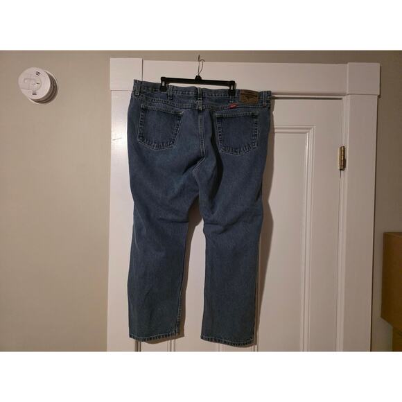 Wrangler Straight Jeans Mens Size 44 x 30 Blue Dark Wash Authentic Relaxed Fit - Picture 2 of 9